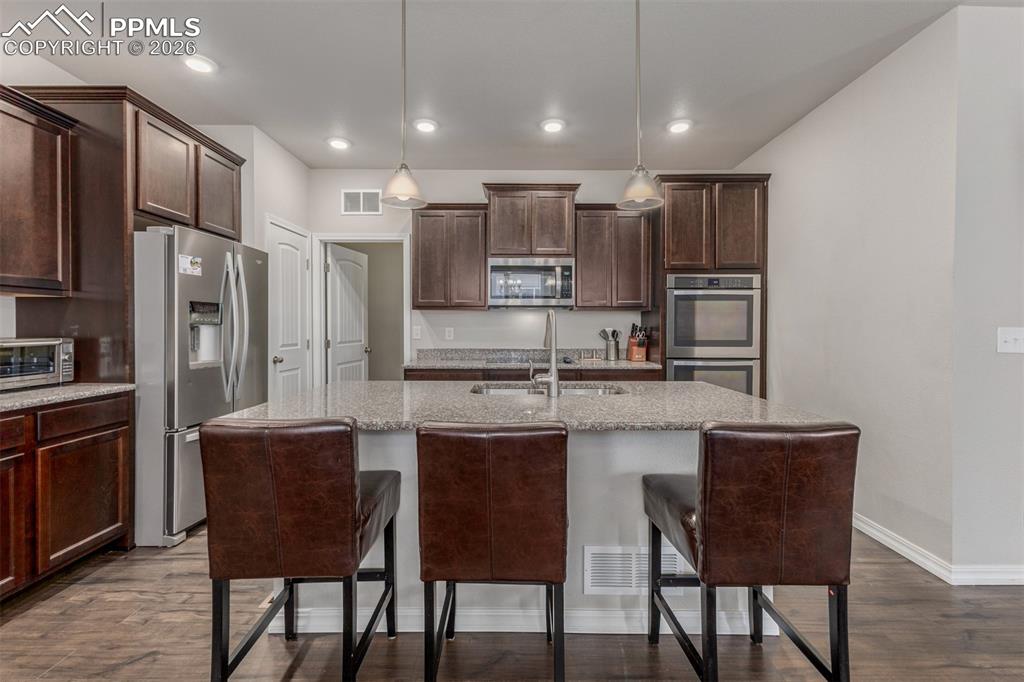 Image 17 of 40: Kitchen