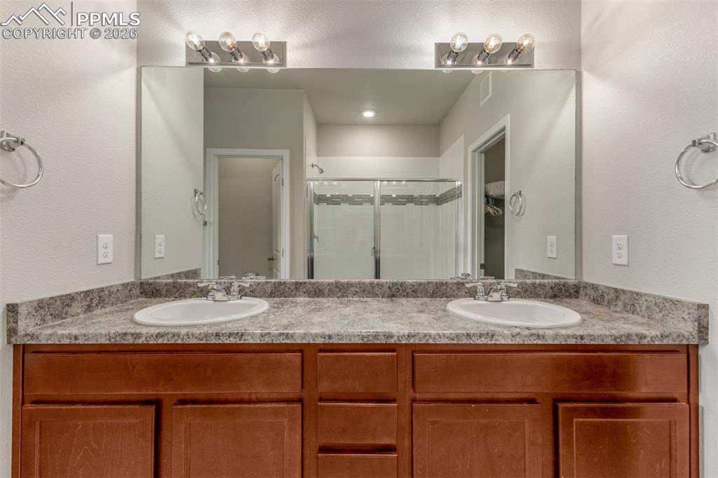 Image 24 of 40: Bathroom