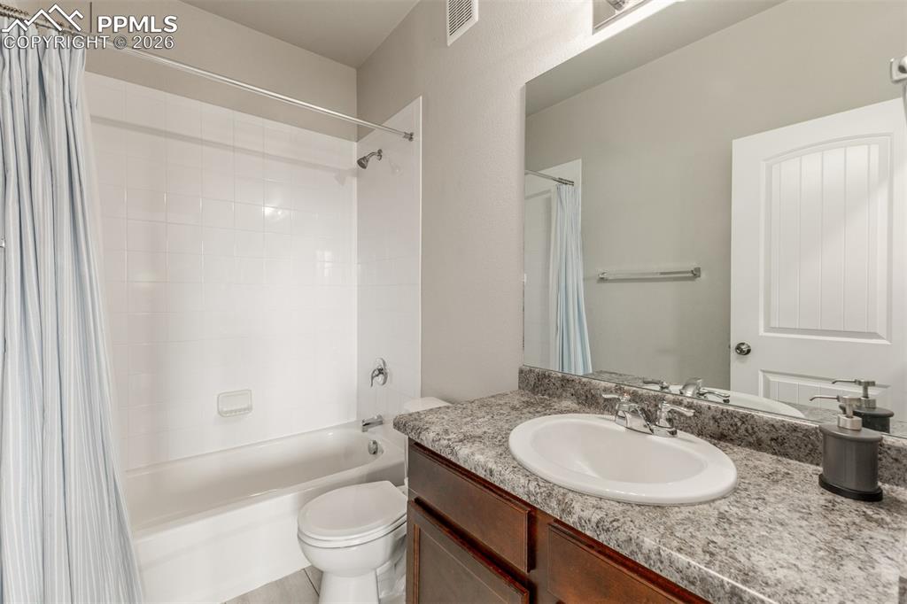 Image 30 of 40: Bathroom