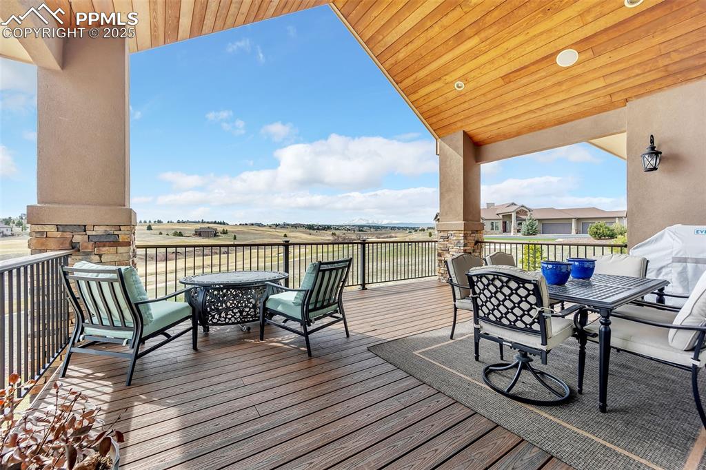 Image 19 of 50: Deck