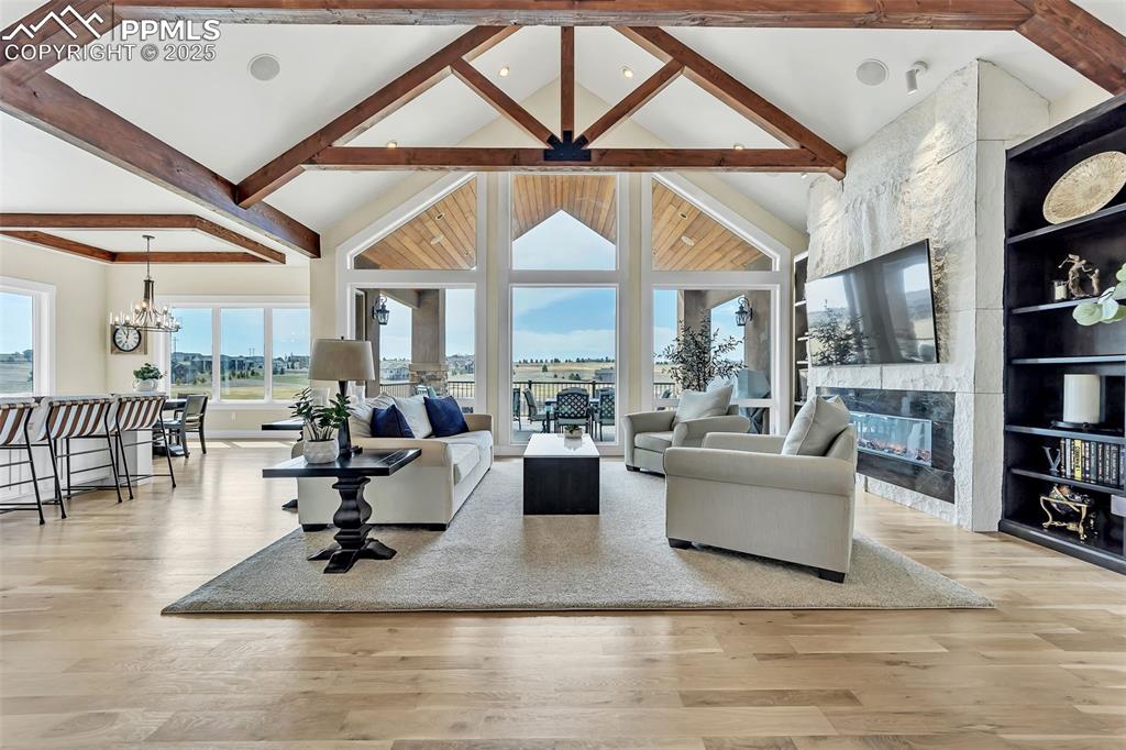Image 8 of 50: Living Room