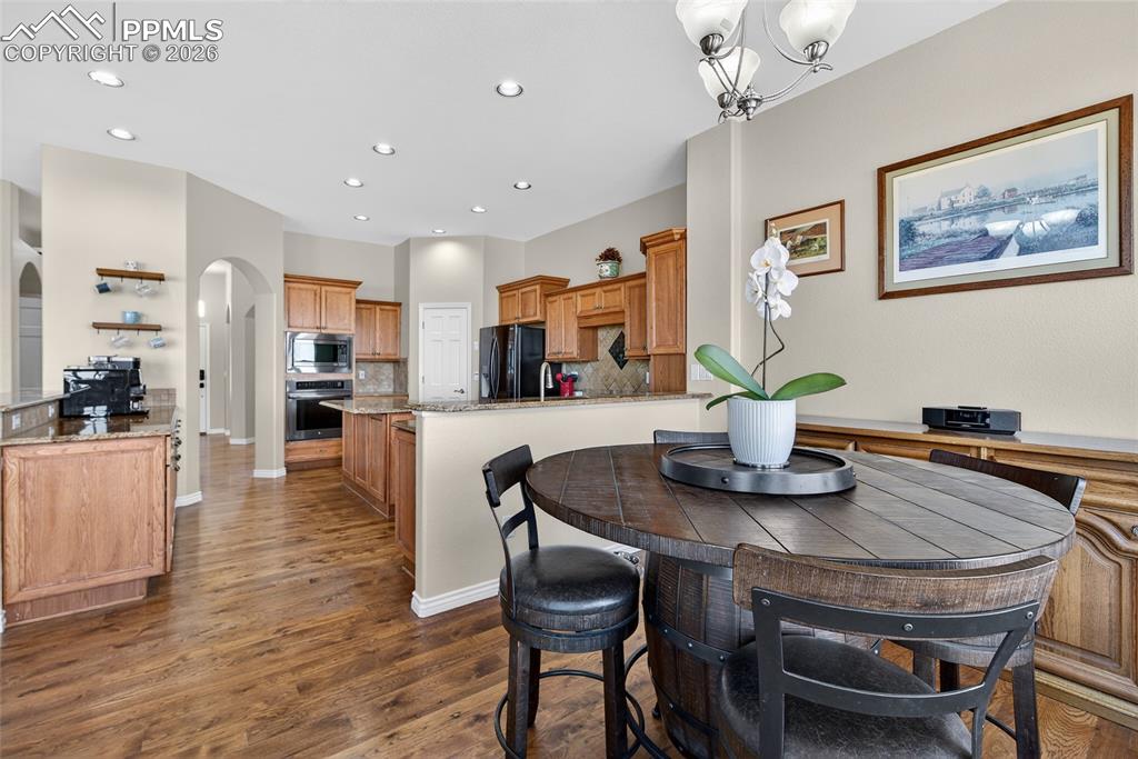 Image 12 of 45: Dining Area