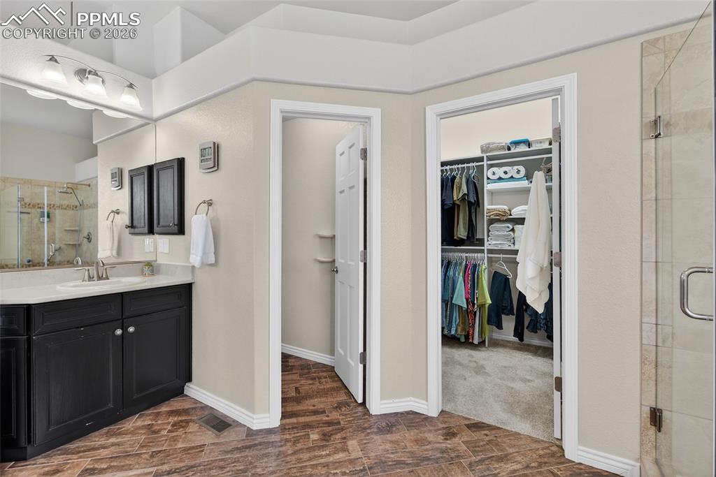 Image 21 of 45: Bathroom