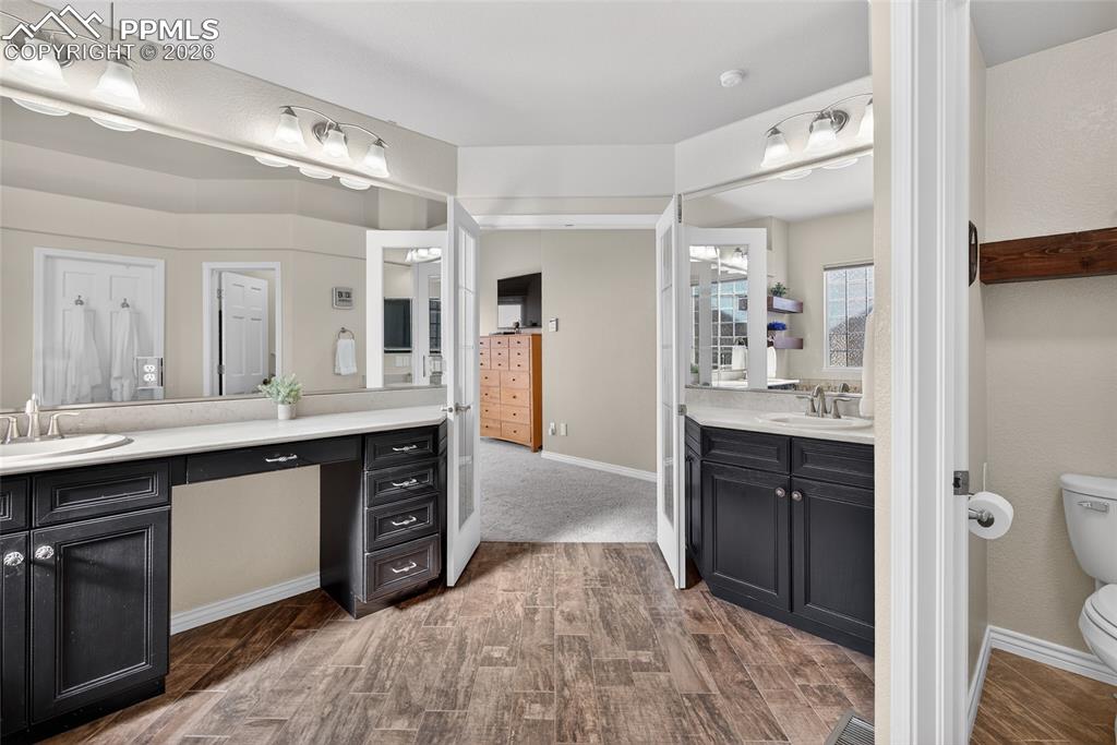 Image 22 of 45: Bathroom