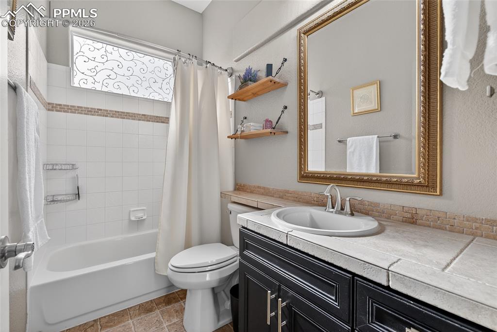 Image 24 of 45: Bathroom