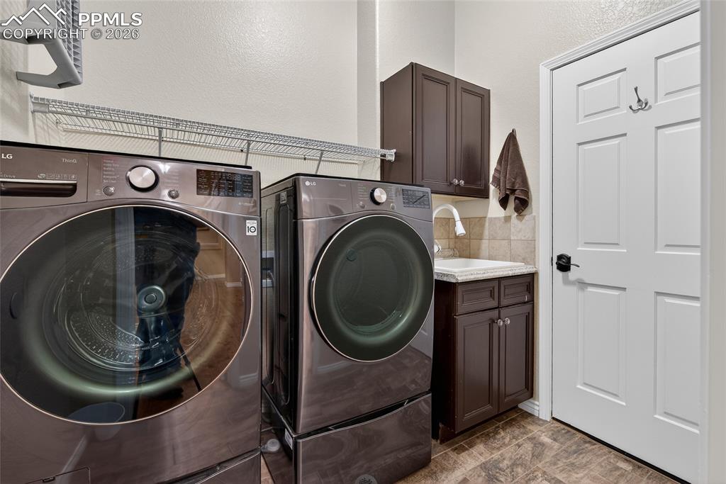 Image 25 of 45: Laundry