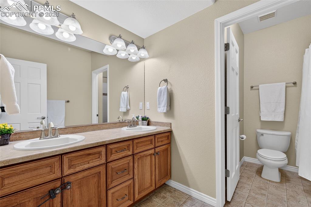 Image 31 of 45: Bathroom