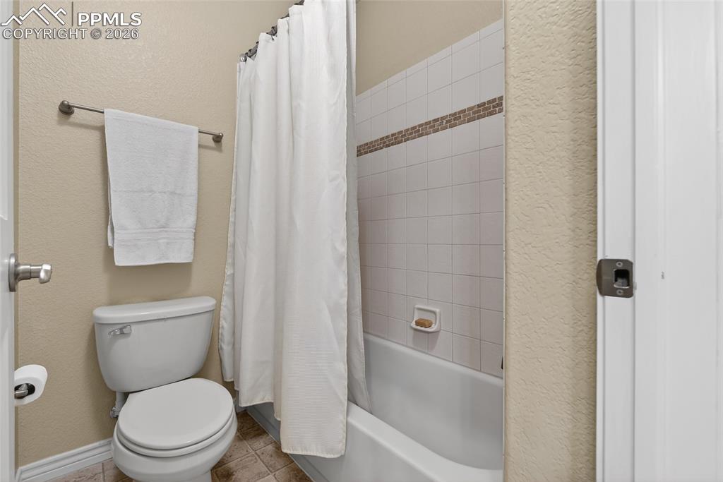 Image 32 of 45: Bathroom