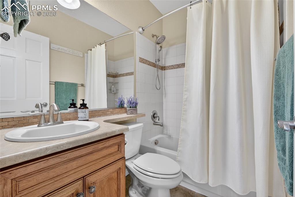 Image 34 of 45: Bathroom