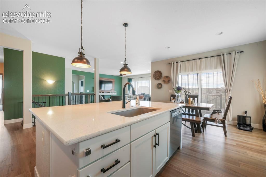 Image 10 of 50: Kitchen