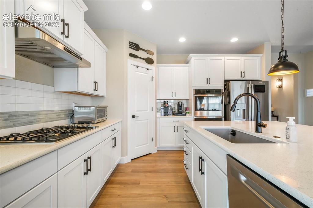 Image 11 of 50: Kitchen