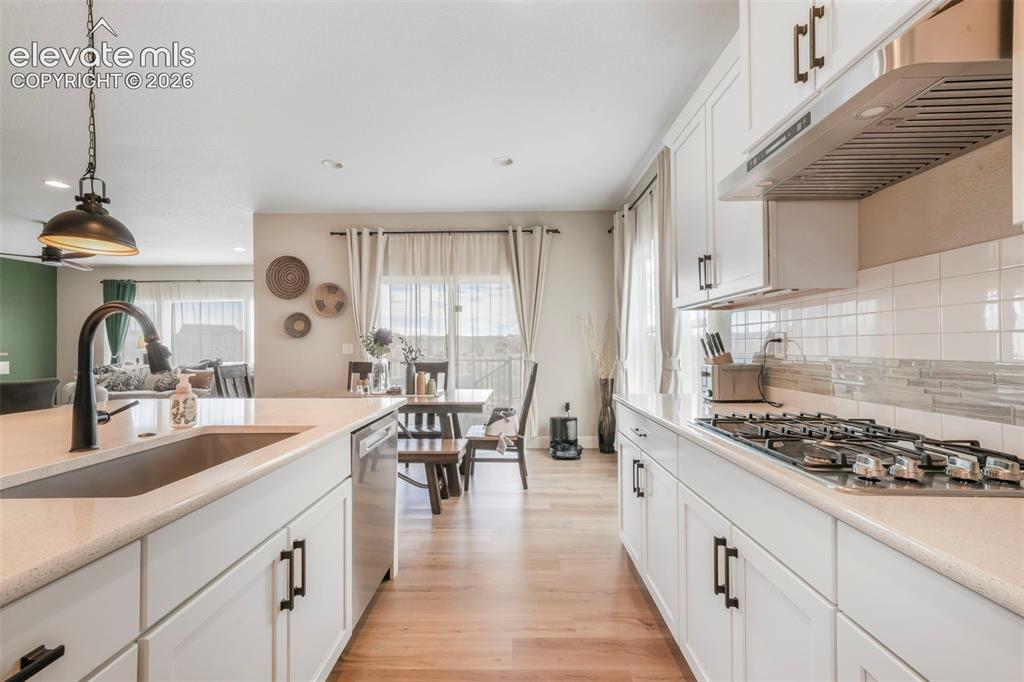 Image 12 of 50: Kitchen