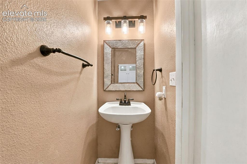 Image 10 of 24: Bathroom