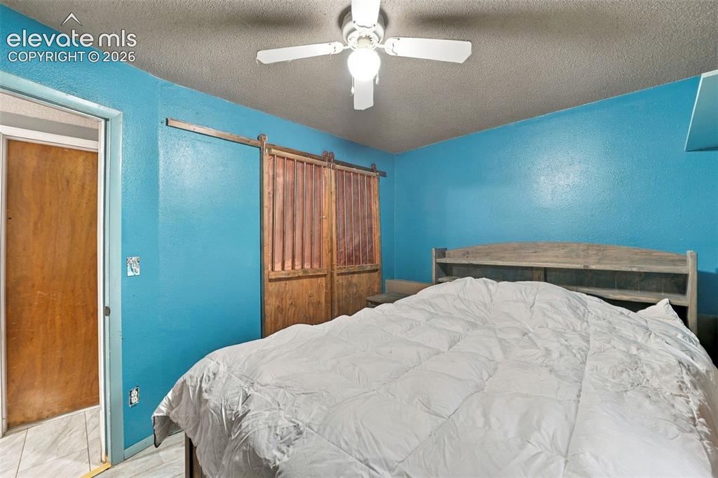 Image 14 of 24: Bedroom