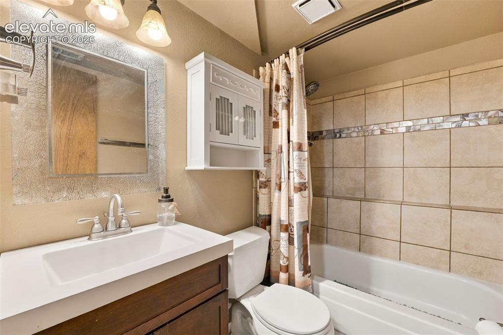 Image 17 of 24: Bathroom