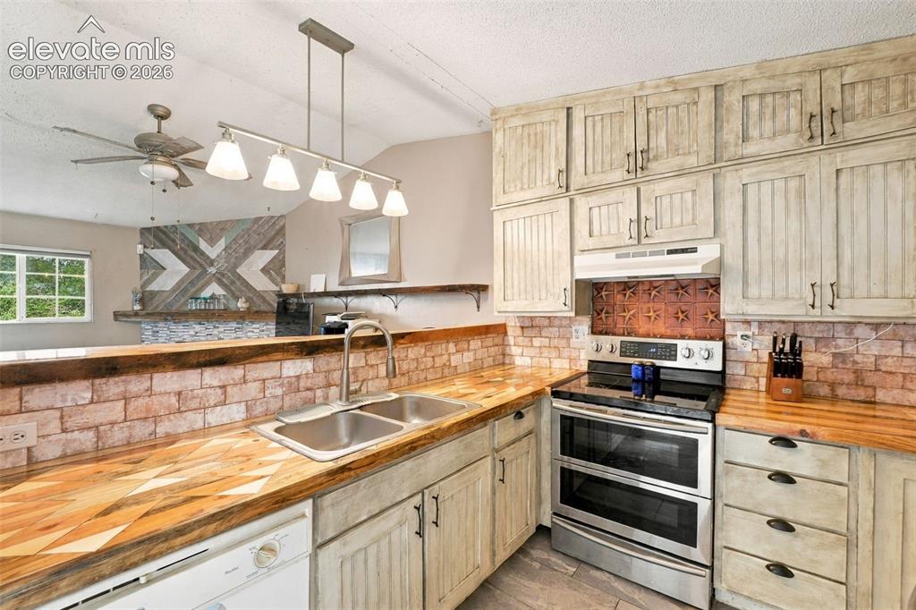 Image 4 of 24: Kitchen