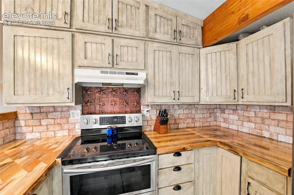 Image 5 of 24: Kitchen