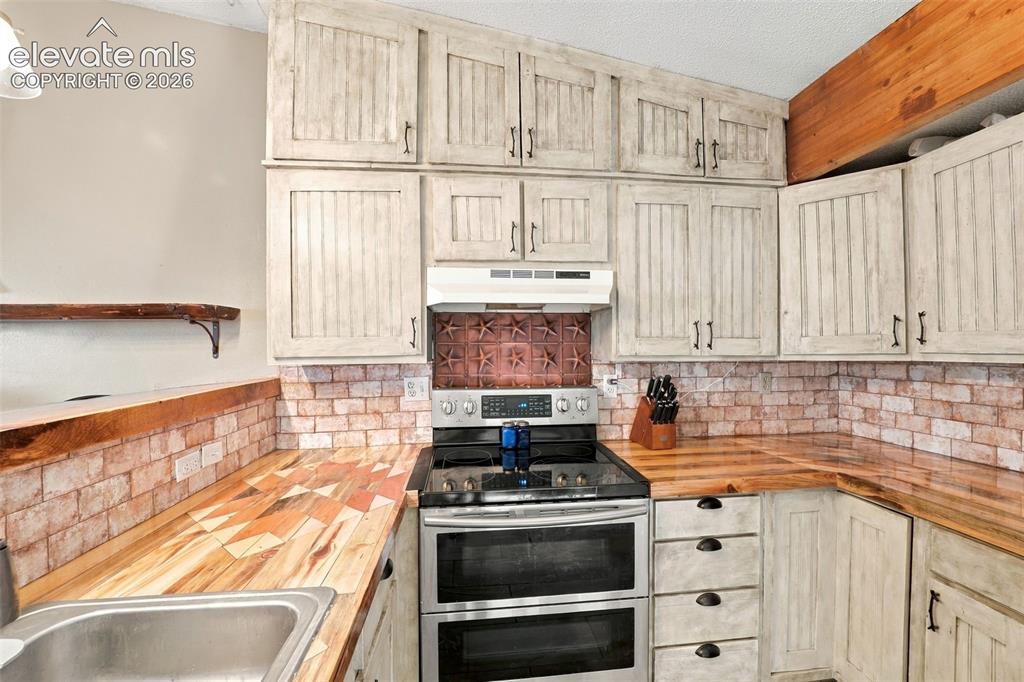 Image 6 of 24: Kitchen