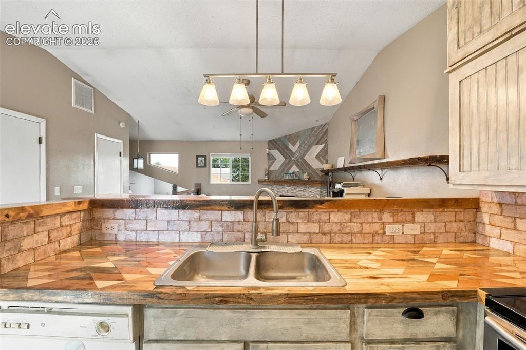 Image 7 of 24: Kitchen