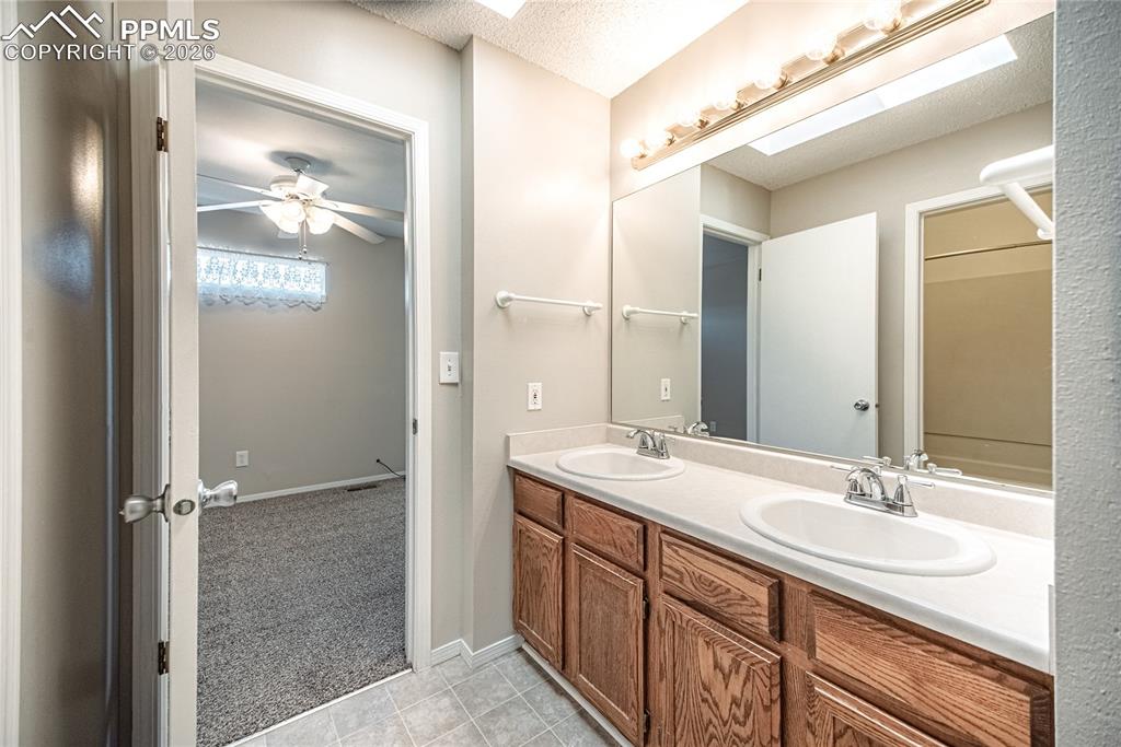 Image 18 of 27: Bathroom