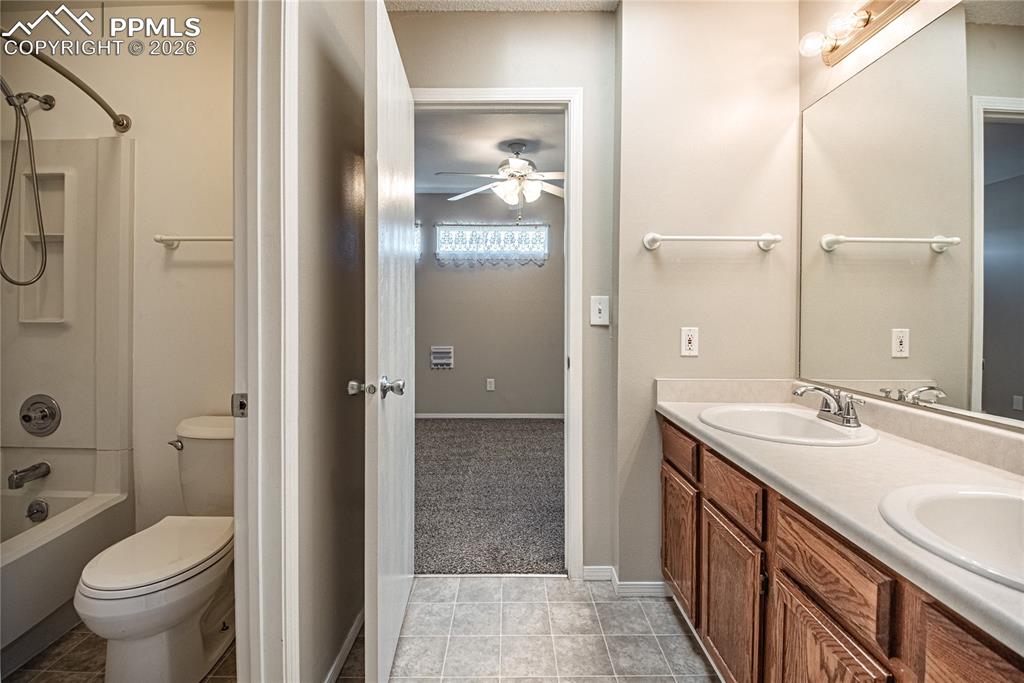 Image 19 of 27: Bathroom