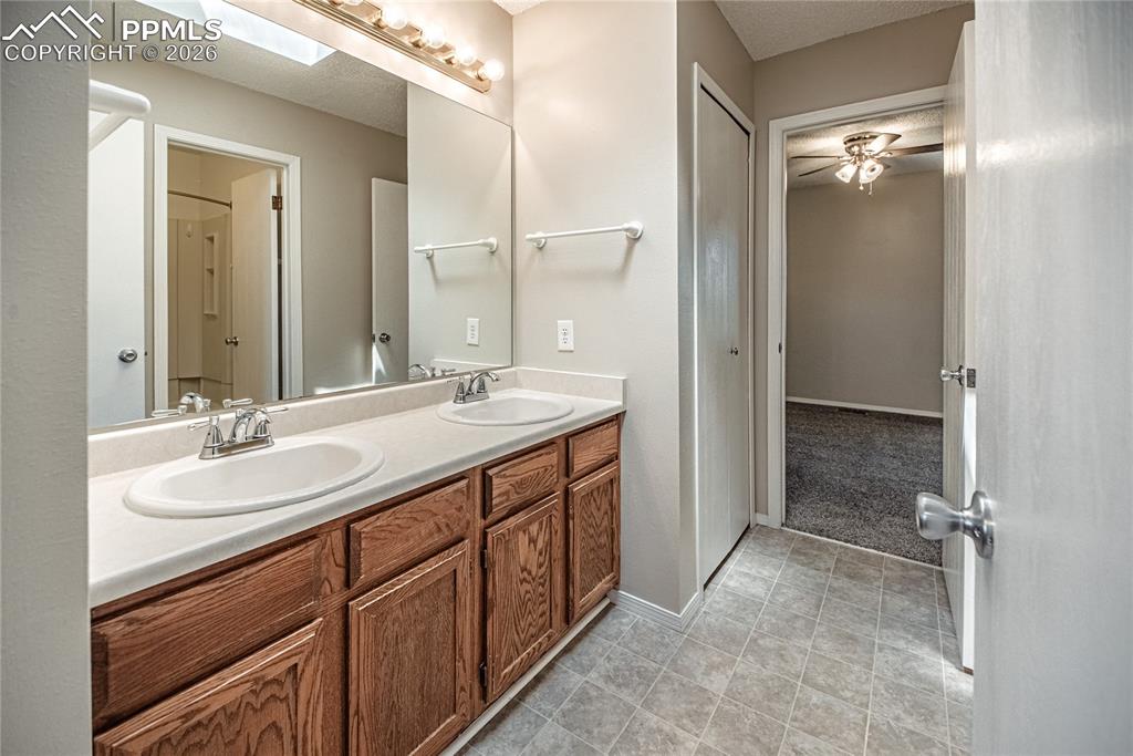 Image 20 of 27: Bathroom