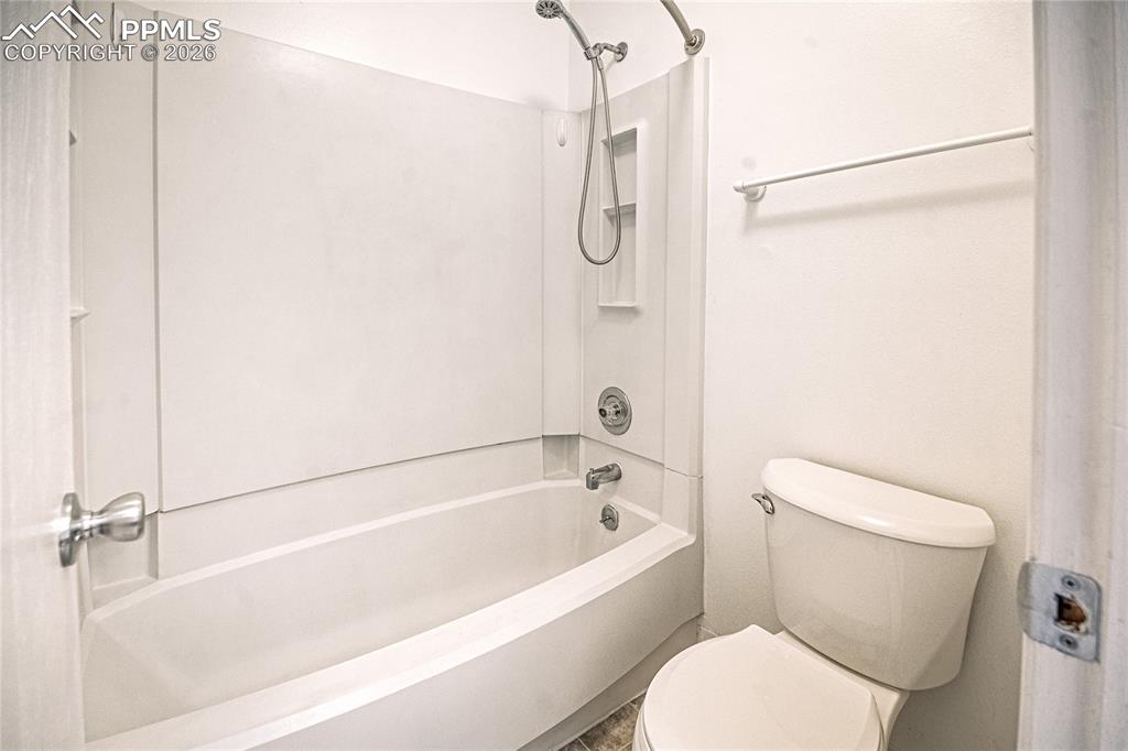 Image 21 of 27: Bathroom