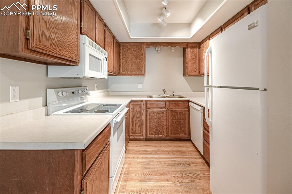 Image 8 of 27: Kitchen