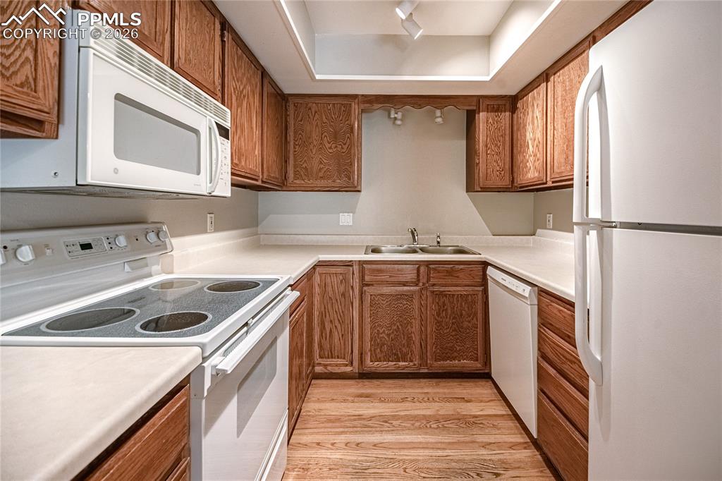 Image 9 of 27: Kitchen