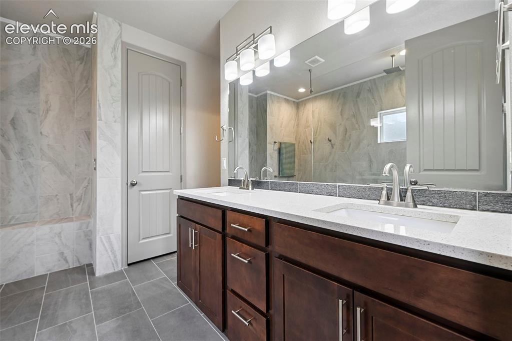 Image 19 of 42: Bathroom