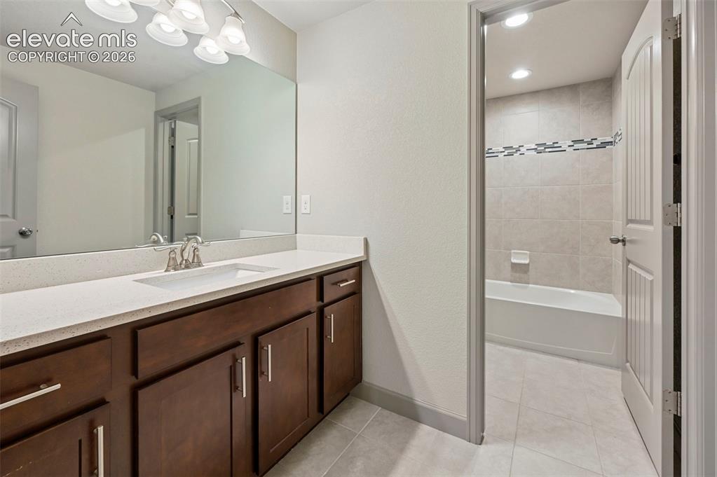 Image 29 of 42: Bathroom