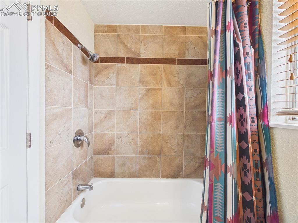 Image 31 of 43: Bathroom