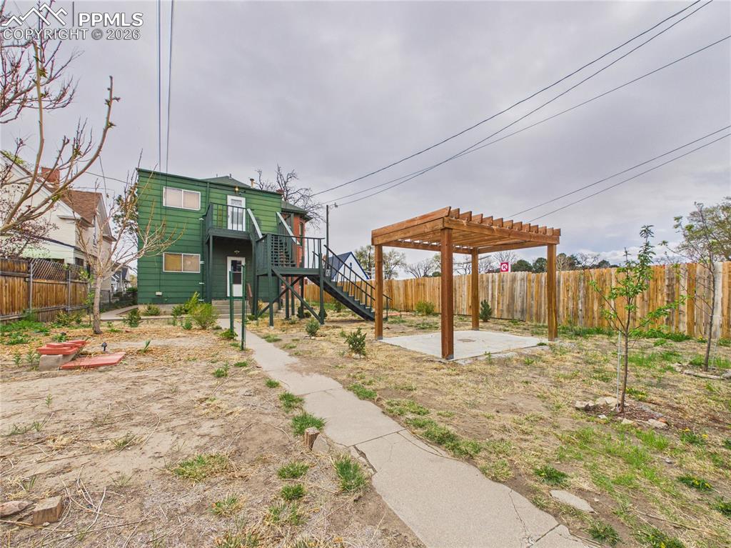 Image 39 of 43: Yard