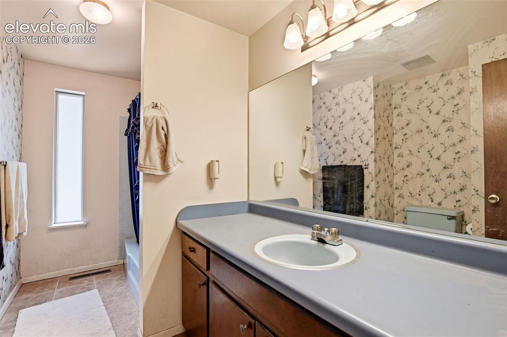 Image 13 of 36: Bathroom