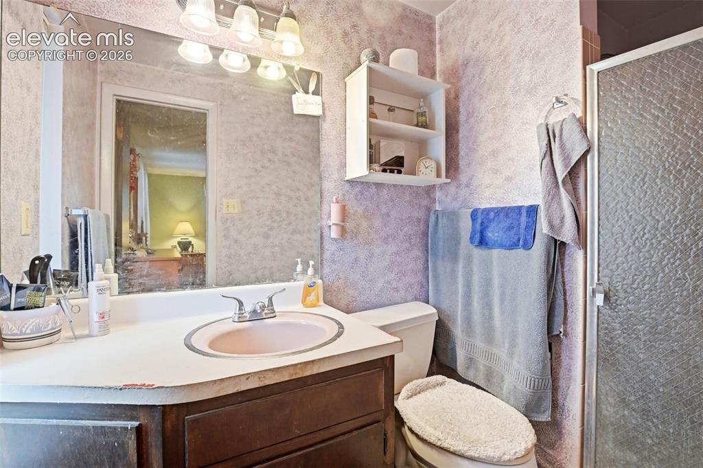 Image 18 of 36: Bathroom