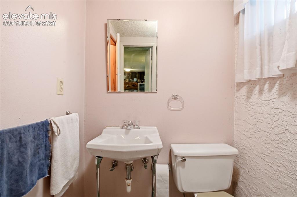 Image 25 of 36: Bathroom