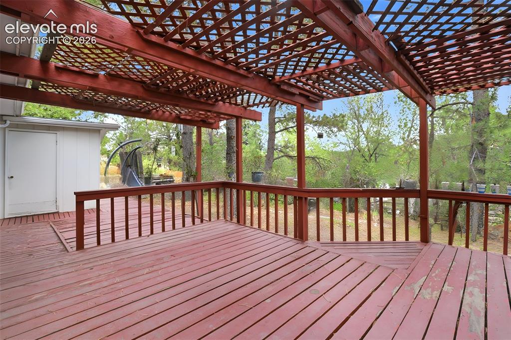 Image 28 of 36: Deck