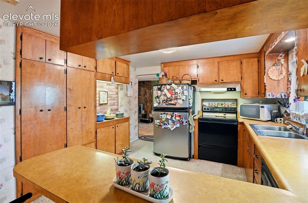 Image 7 of 36: Kitchen