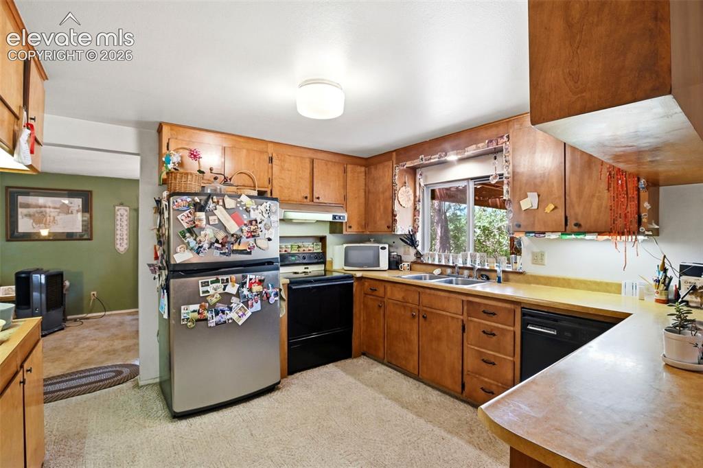 Image 8 of 36: Kitchen