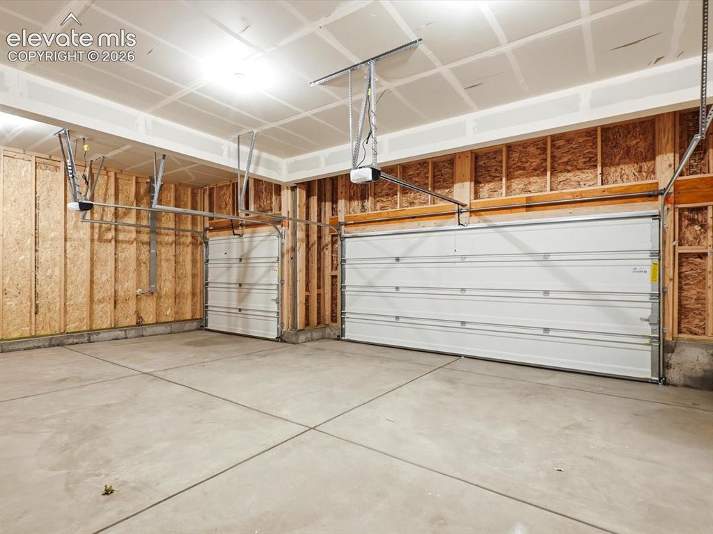 Image 35 of 37: Garage
