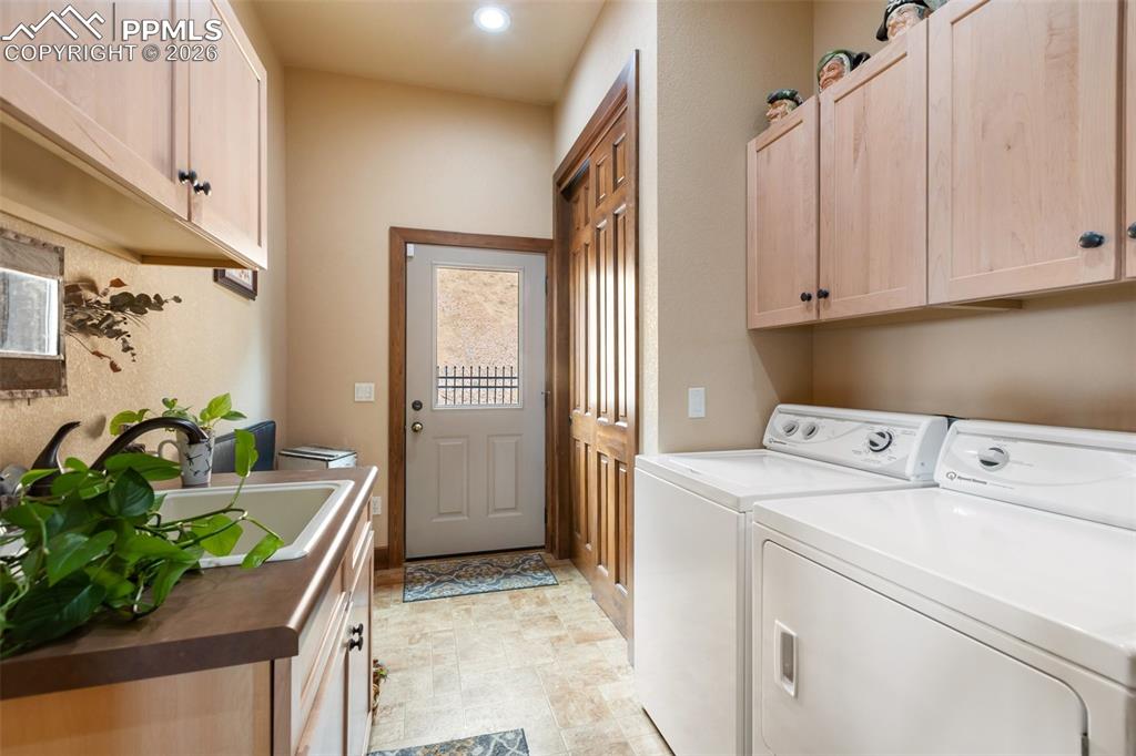 Image 25 of 48: Kitchen with breakfast bar/island
