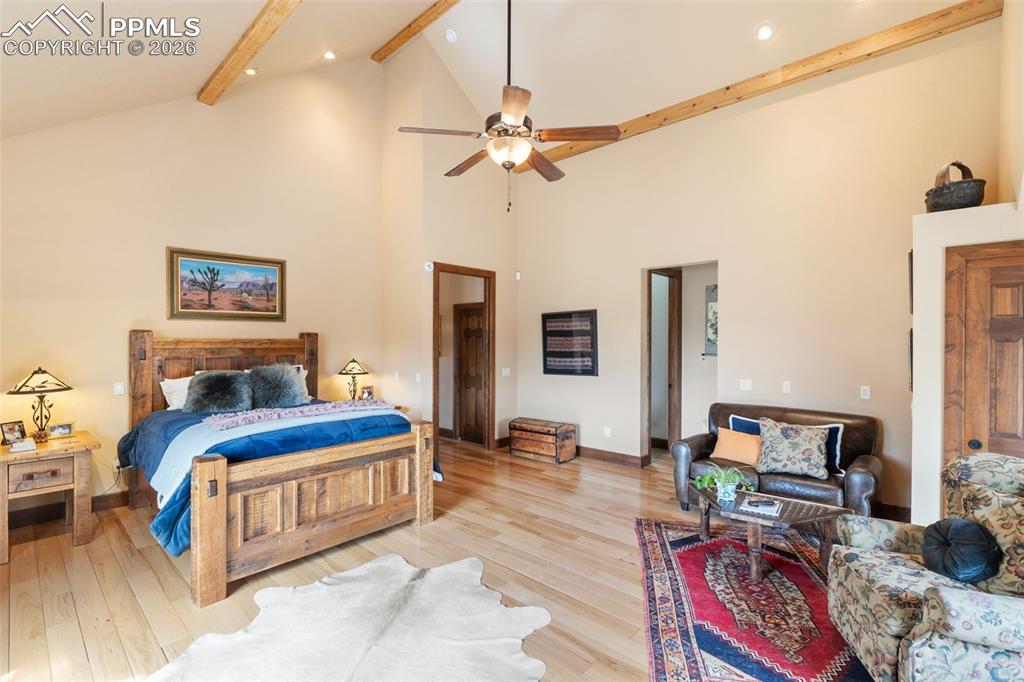 Image 26 of 48: Kitchen with gas cooktop