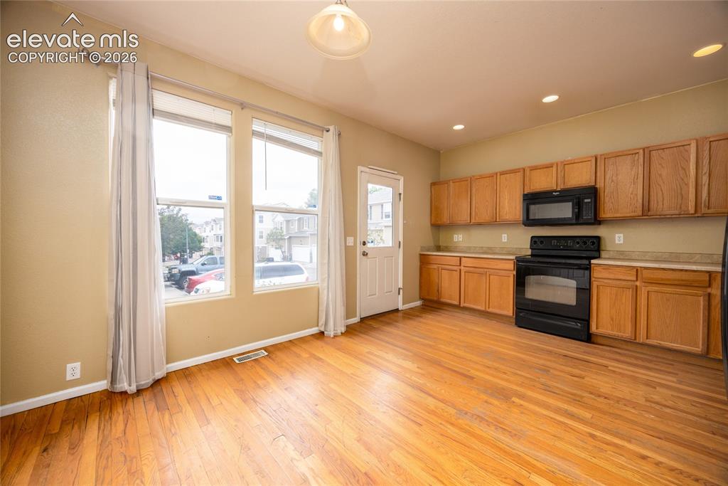 Image 8 of 26: Kitchen