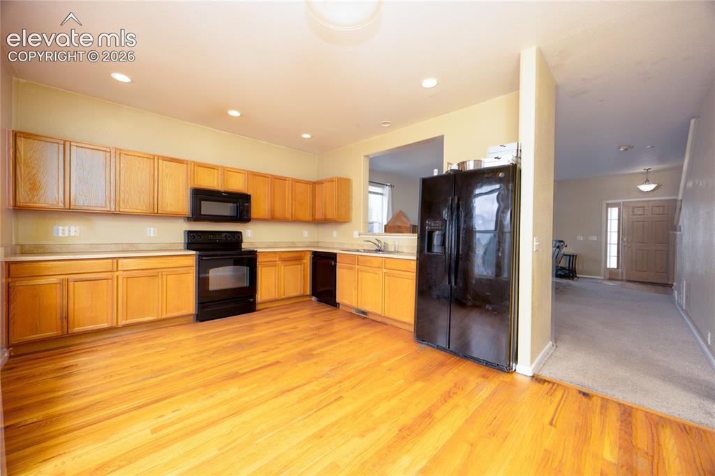 Image 9 of 26: Kitchen