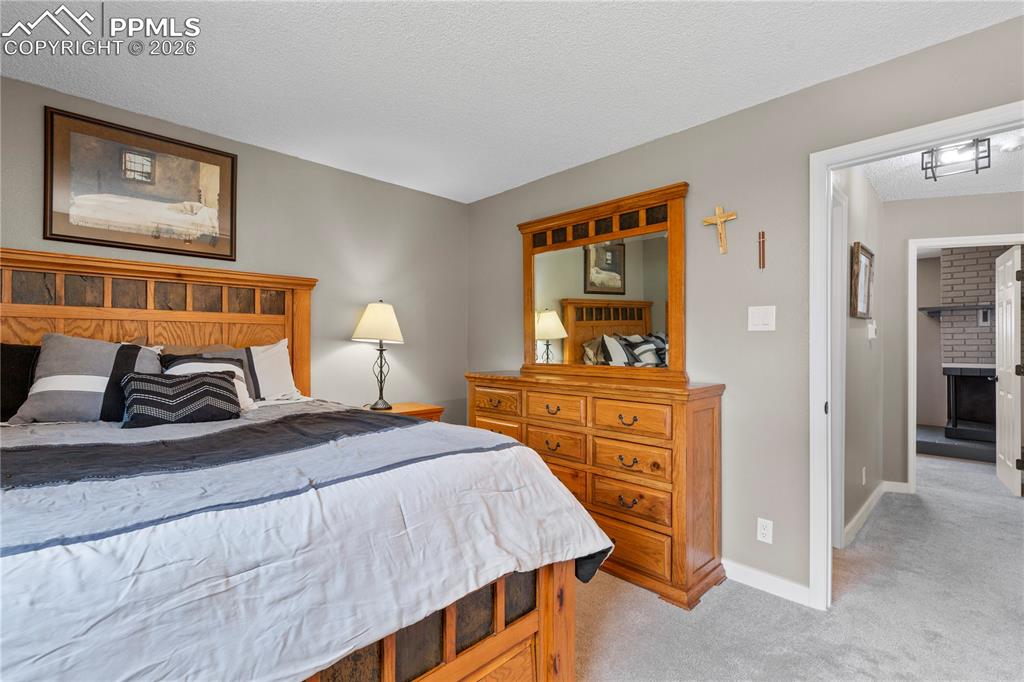 Image 14 of 17: Bedroom