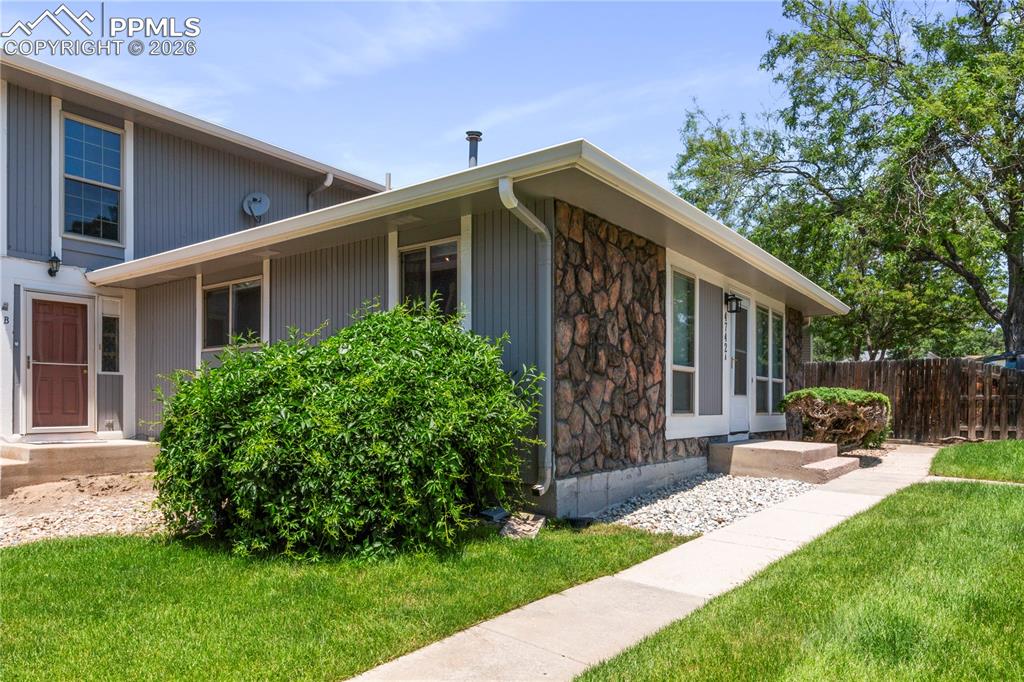 Image 3 of 17: Side of Structure