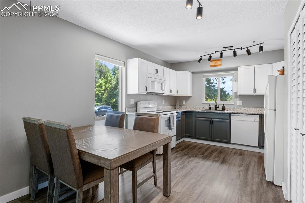 Image 9 of 17: Kitchen