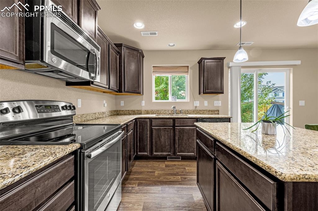 Image 11 of 29: Kitchen