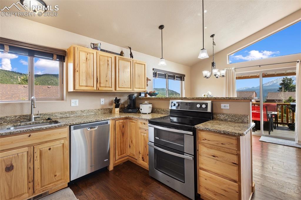 Image 14 of 42: Dining Room