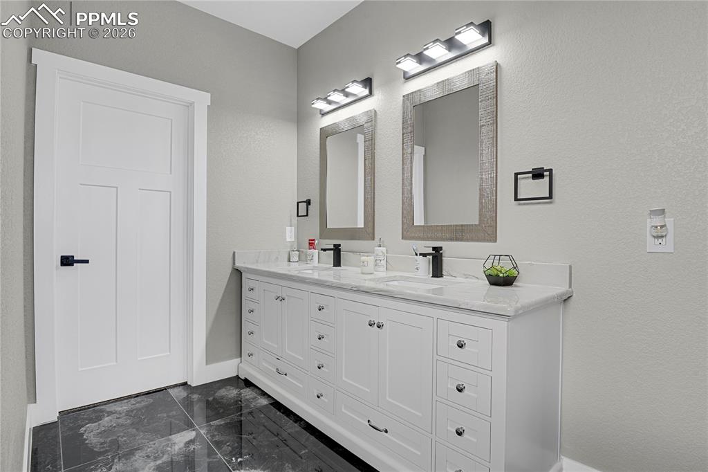 Image 19 of 48: Bathroom